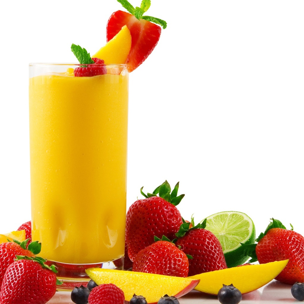 Стакан сока на белом фоне с ягодами и фруктами
