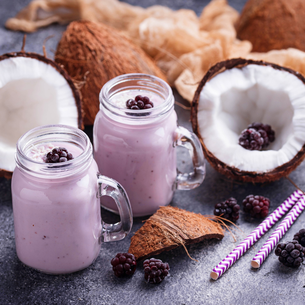 Ягодное смузи на столе с черникой и кокосами