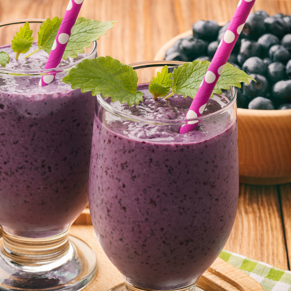 Черничное смузи в стаканах с трубочками