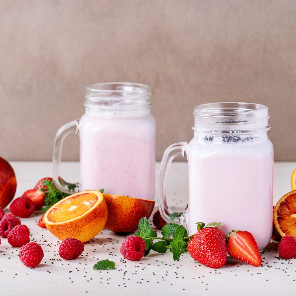 Коктейль на столе с малиной, клубникой и грейпфрутом