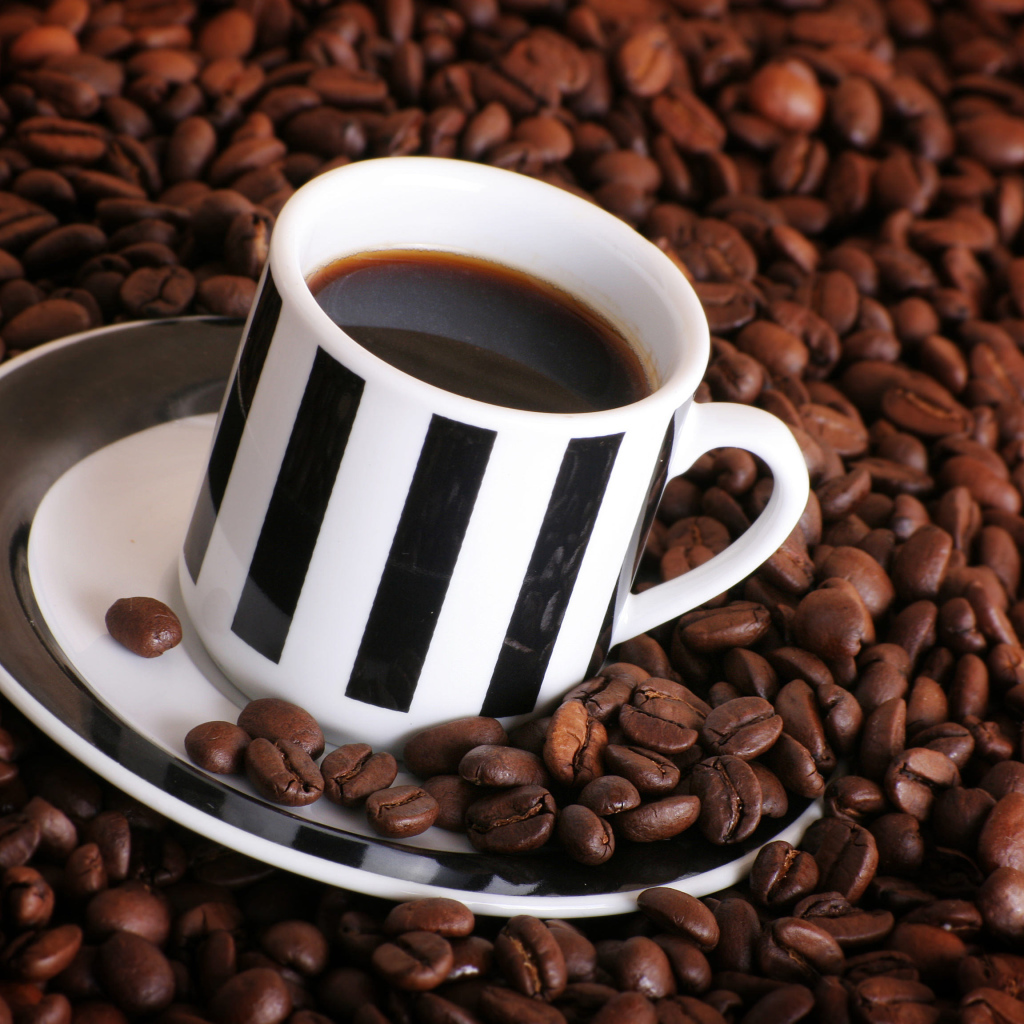Чашка кофе на столе с кофейными зернами