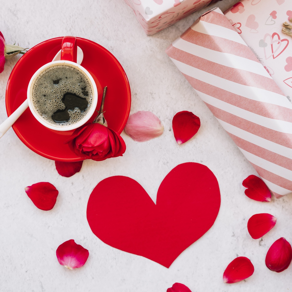 Чашка кофе на столе с подарками и розами