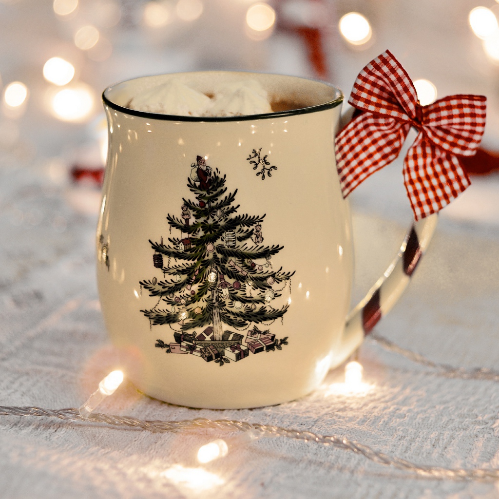 Праздничная чашка с горячим какао и маршмеллоу 