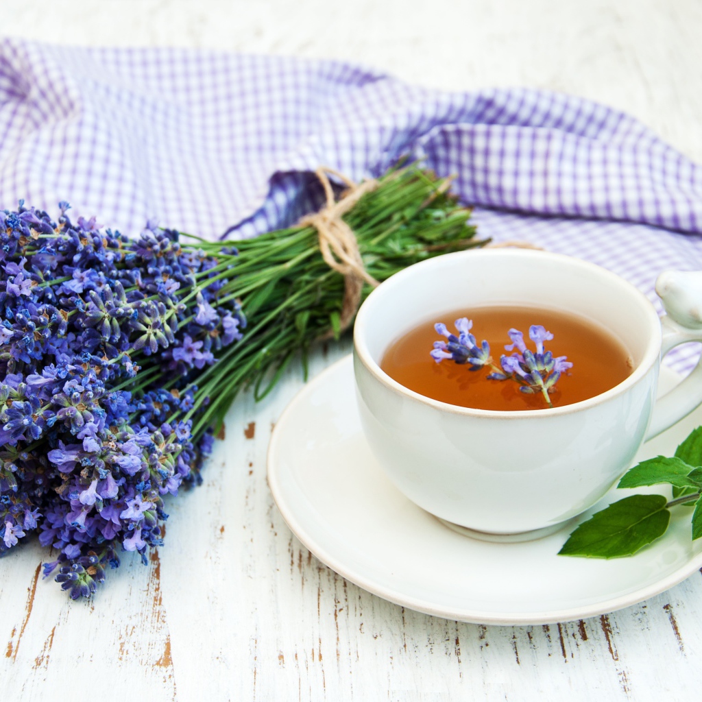 Чашка чая на столе с букетом лаванда 