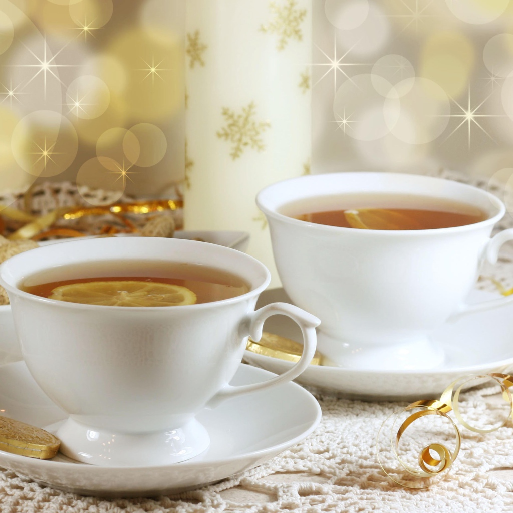 Вкусный чай в белых чашках с лимоном