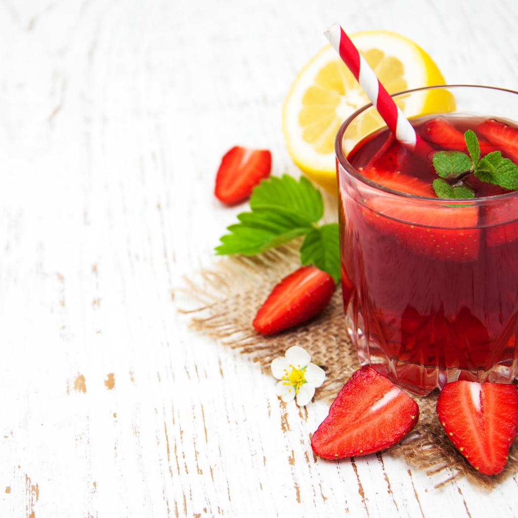 Напиток в стакане с ягодами клубники 