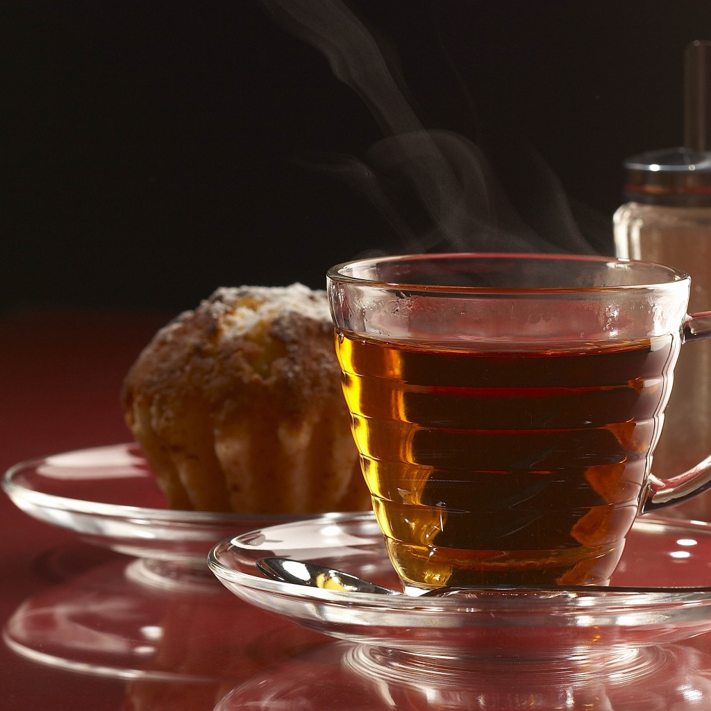 Ароматная чашка горячего чая на столе с кексом