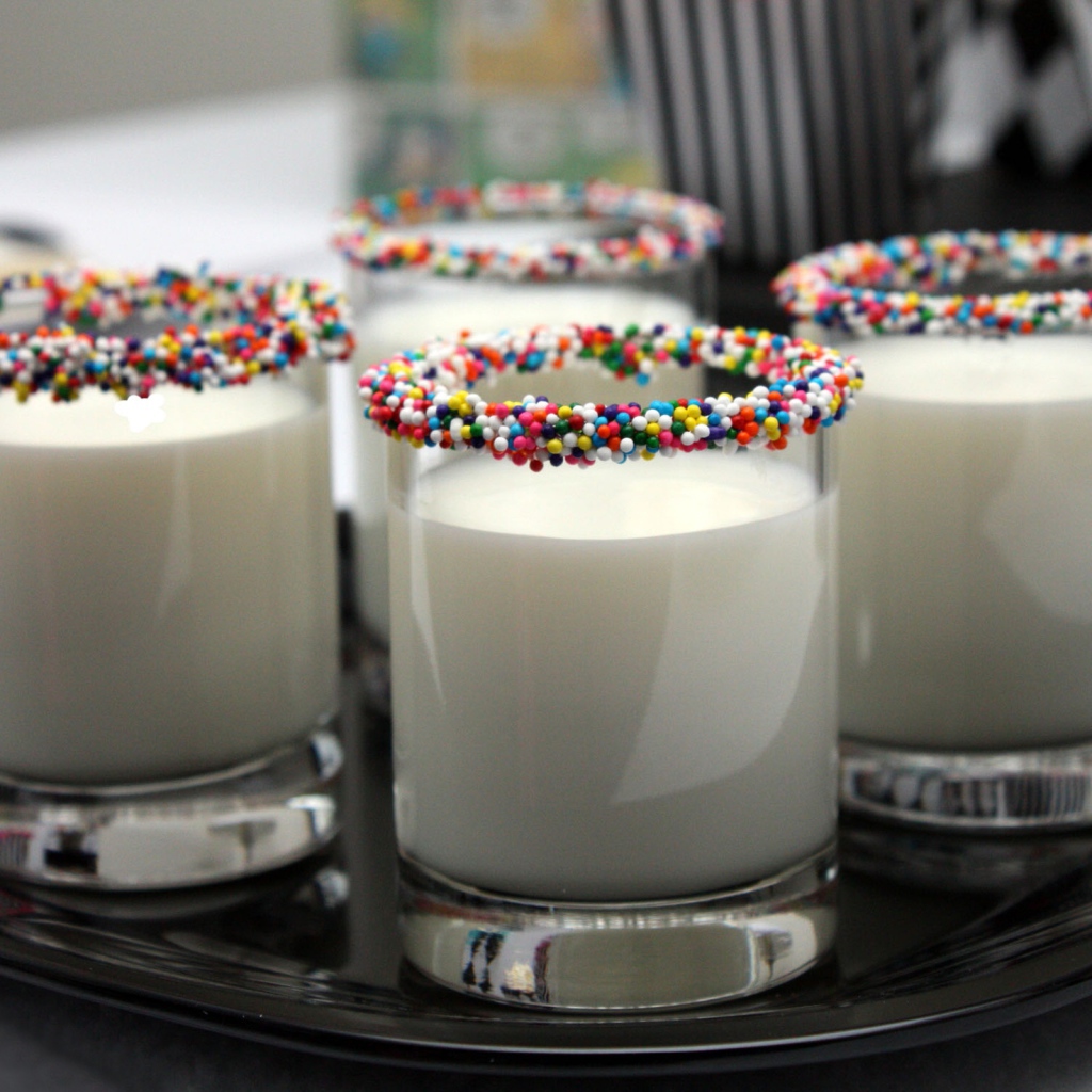 Стаканы с молоком со сладкой посыпкой на ободке 