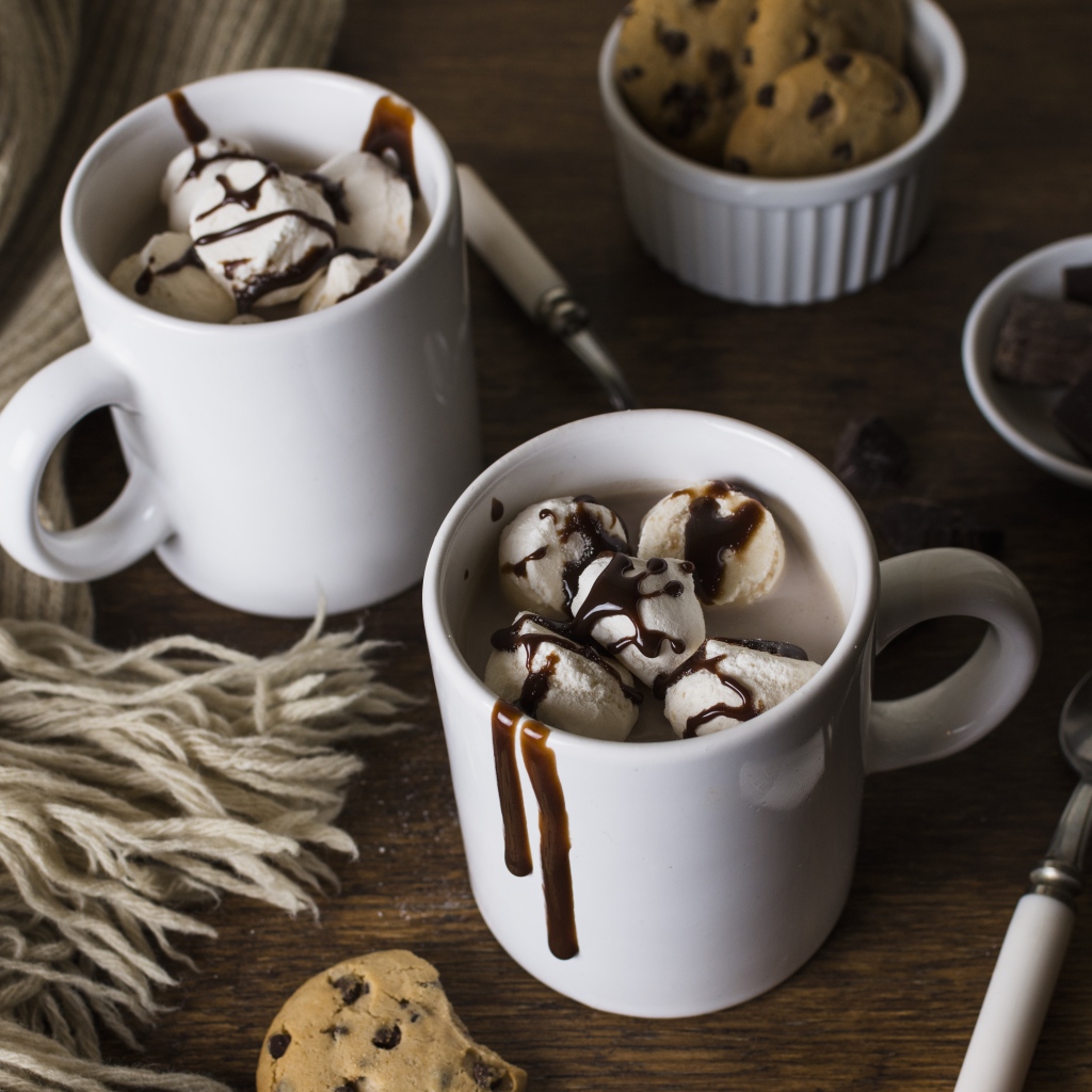 Горячий шоколад в кружках с маршмеллоу 