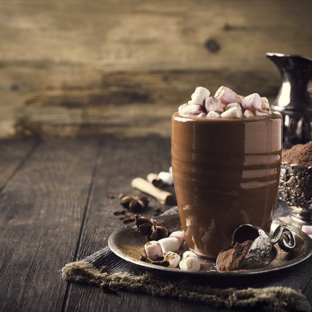 Горячий какао с маршмеллоу на столе