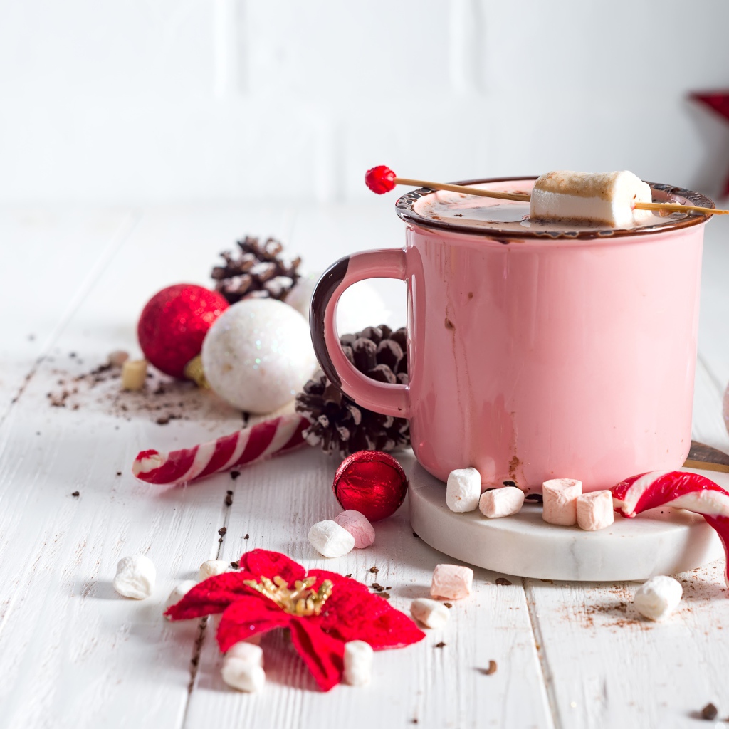 Горячий какао с маршмеллоу с новогодним декором на столе