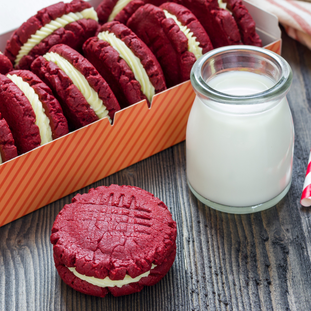 Кефир в банке на столе с печеньем 