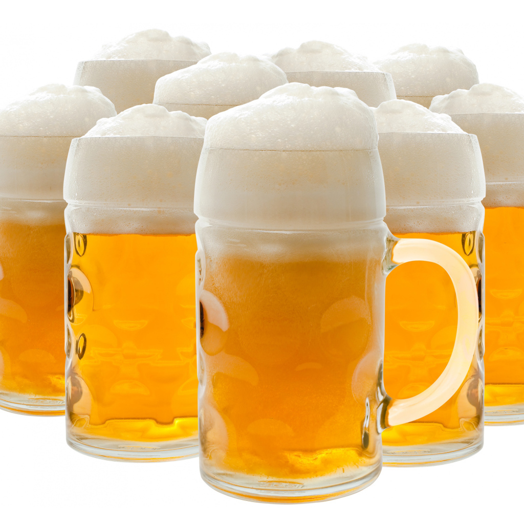 Много бокалов пенного пива на белом фоне