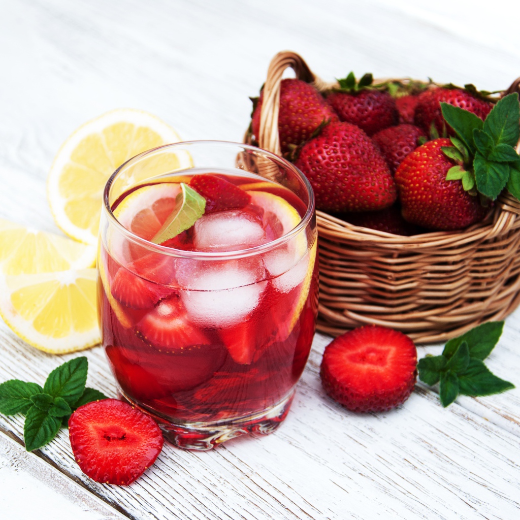 Мохито на столе с клубникой и лимоном