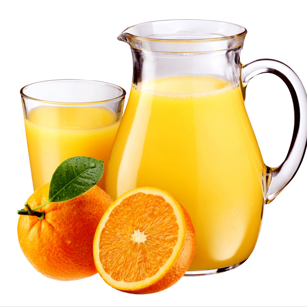 Апельсиновый сок на белом фоне с плодами апельсина