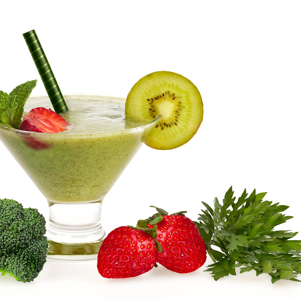 Смузи в стакане с клубникой, брокколи и петрушкой на белом фоне