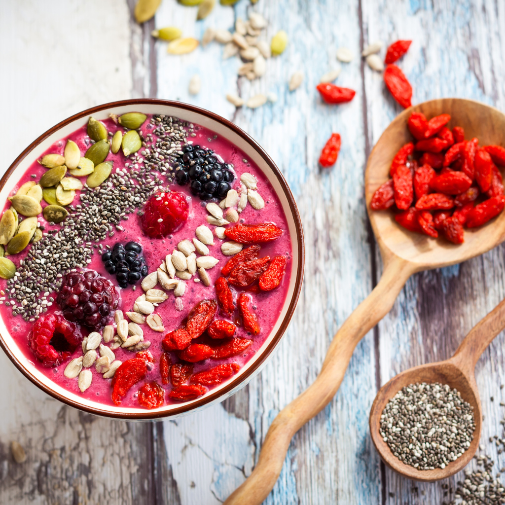 Смузи с сухофруктами, семенами годжи и ягодами в чашке