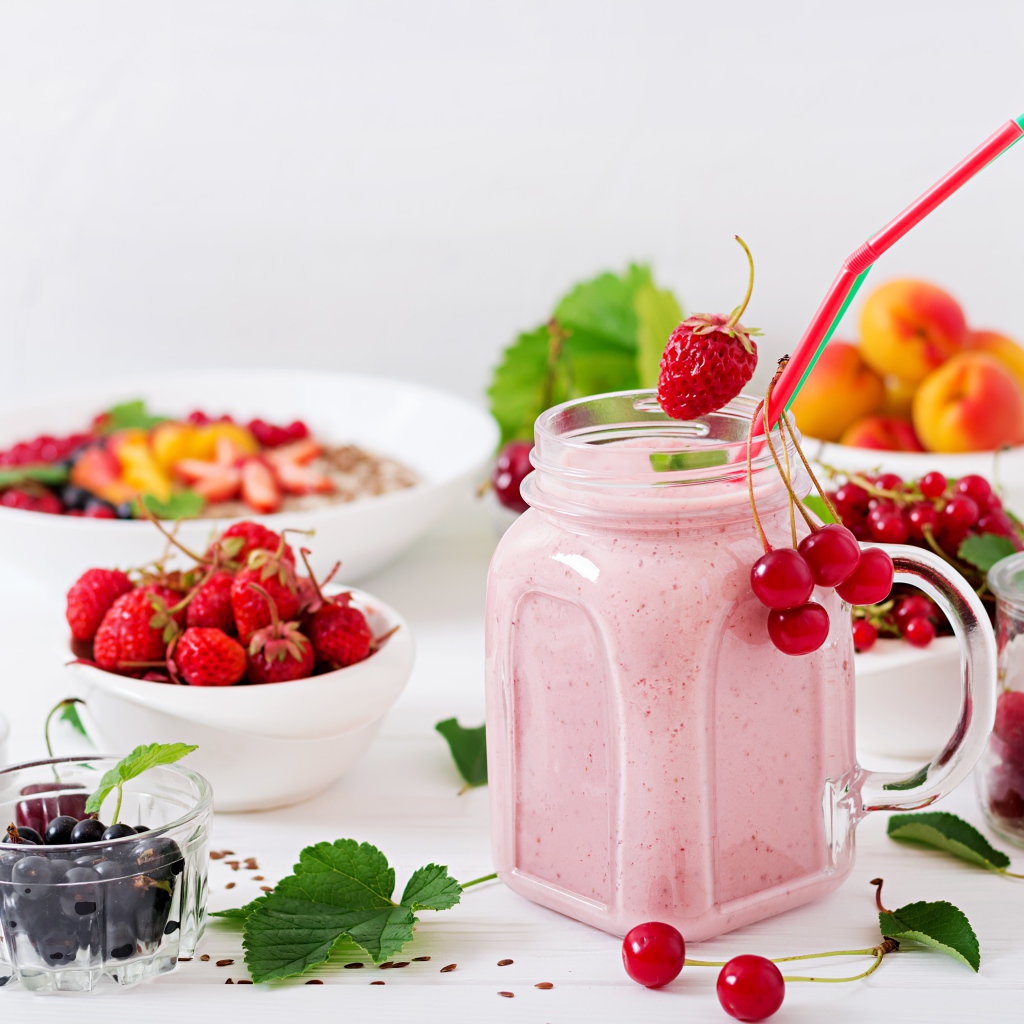 Смузи в банке на столе со свежими ягода 