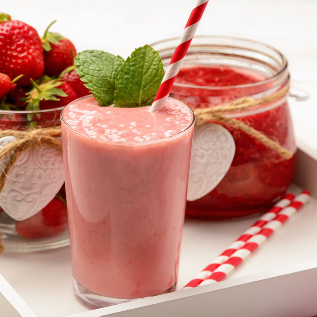 Клубничный коктейль на подносе с ягодами и джемом 