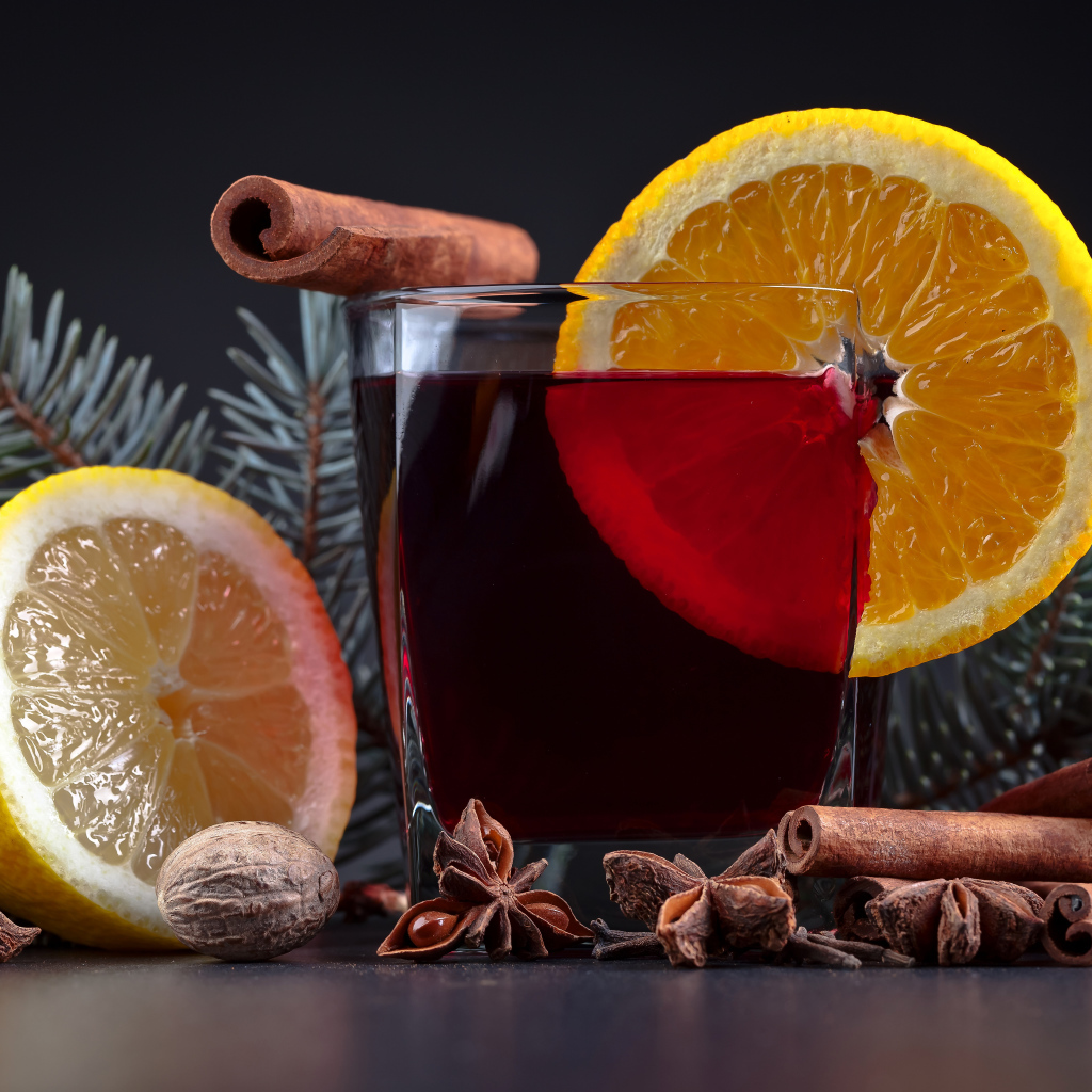 Чай с лимоном, корицей и бадьяном на сером фоне с еловой веткой