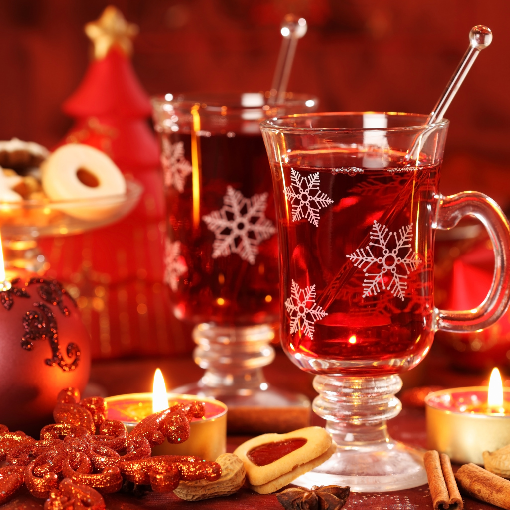 Два стакана горячего глинтвейна на столе с печеньем на Новый год 