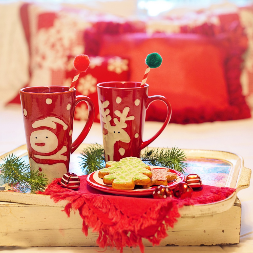 Две кружки с напитком на столе с печеньем 