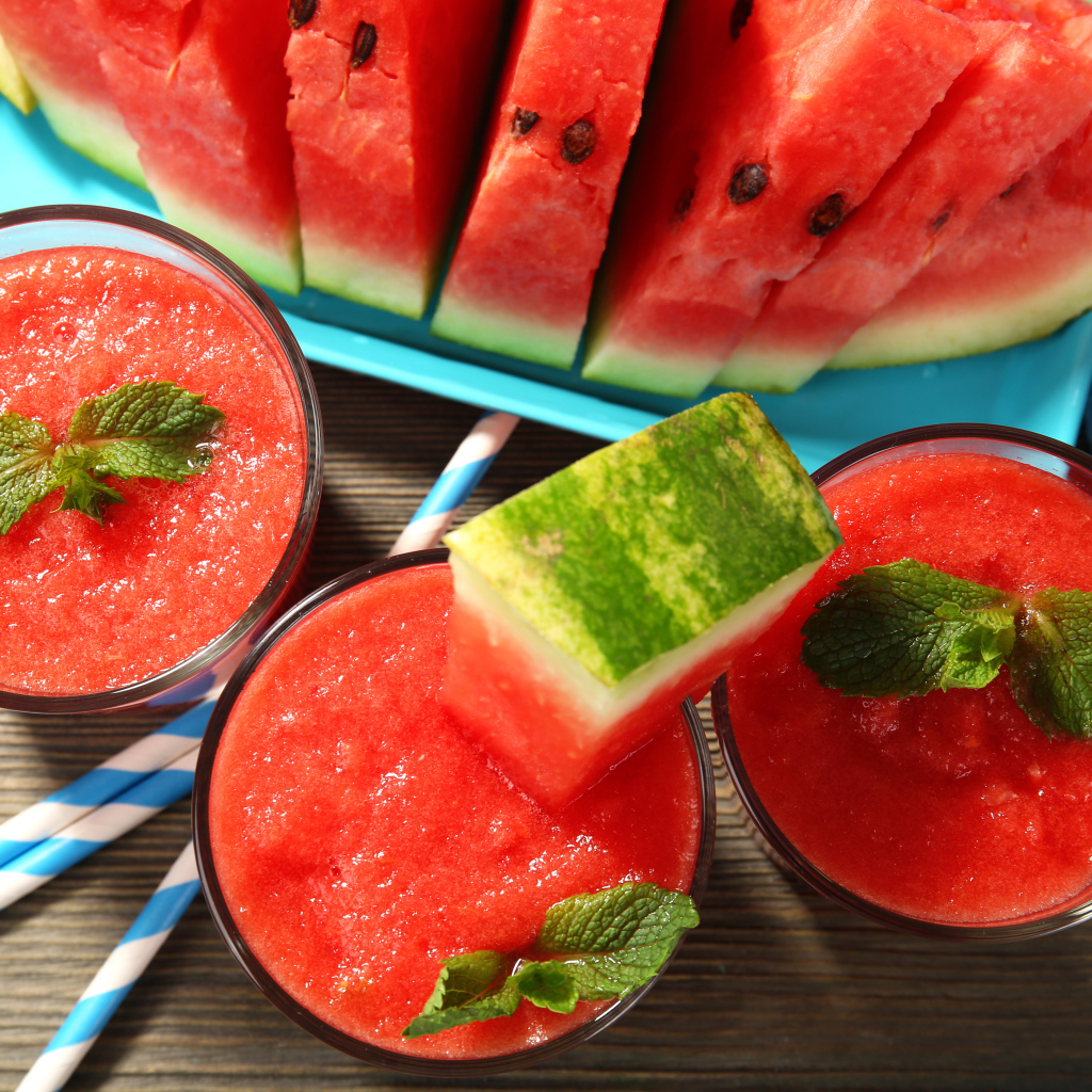 Арбузный смузи в стаканах на столе кусочками арбуза