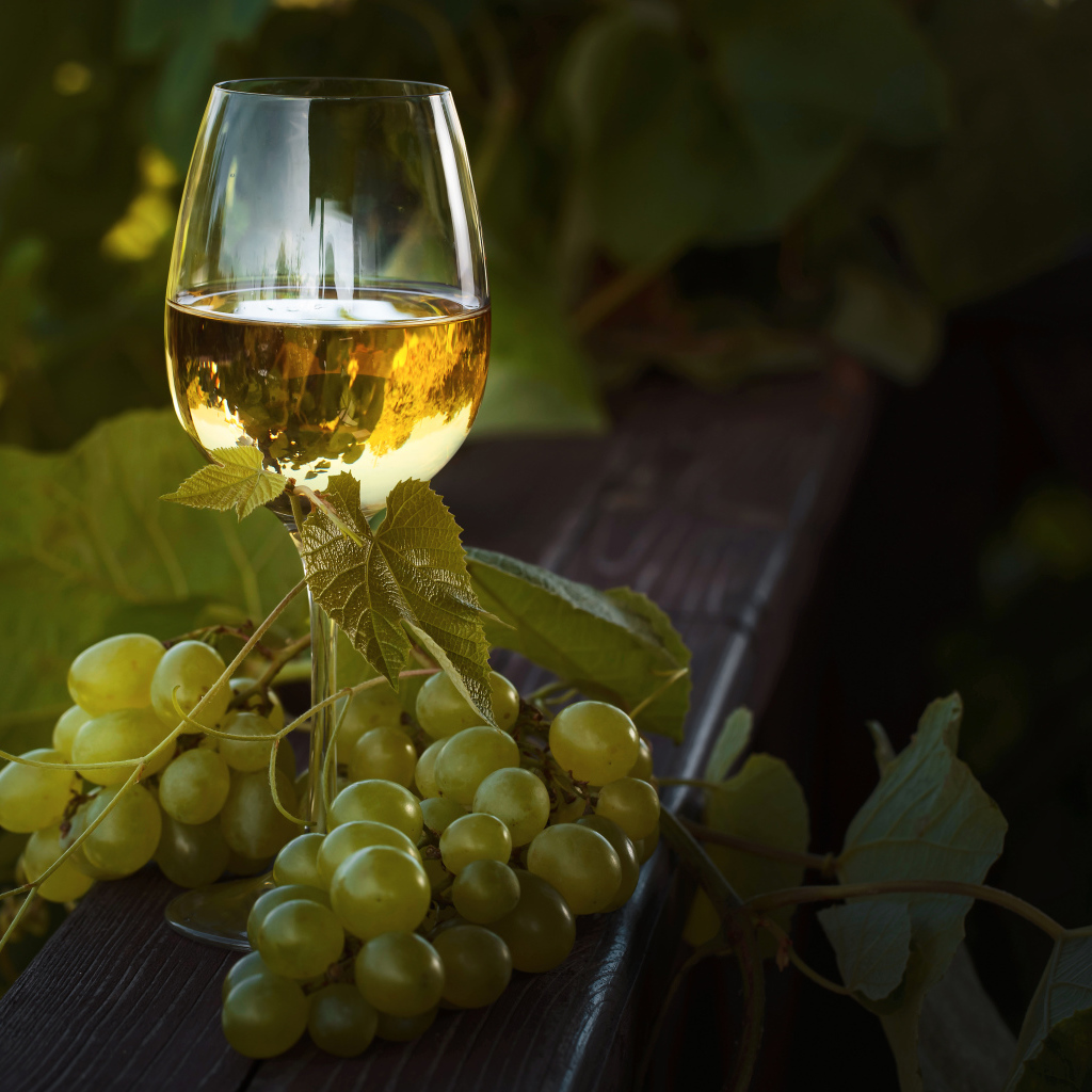 Белое вино с белым виноградом 