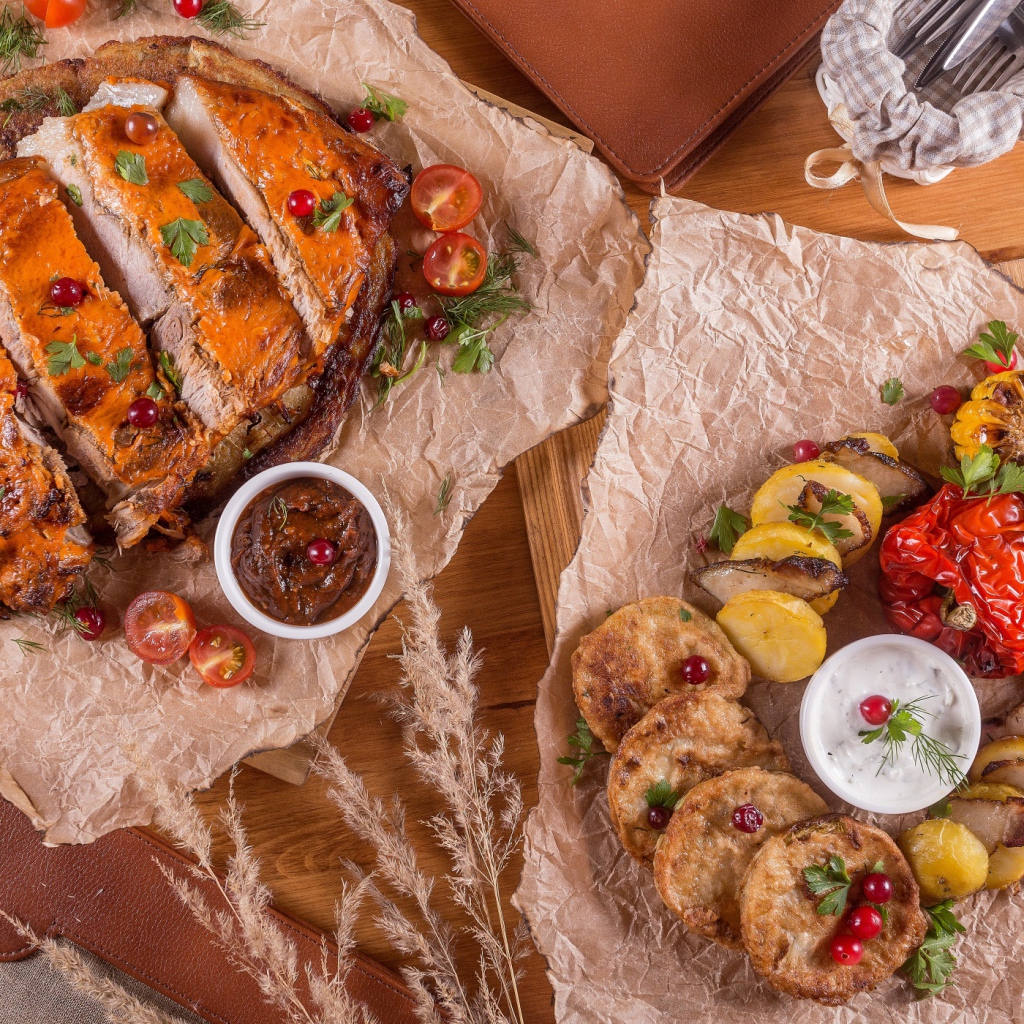 Кусок вкусного жареного мяса на столе овощами и соусом