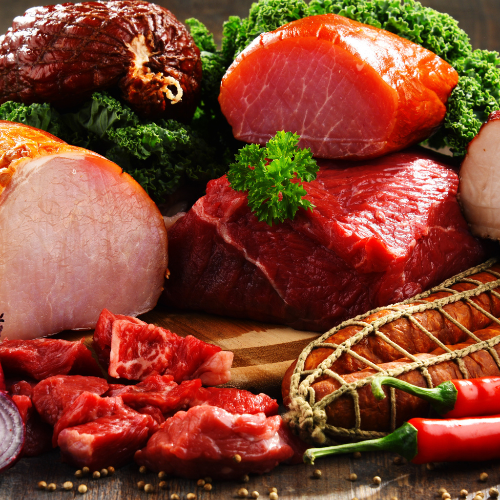 Аппетитная ветчина и мясо с перцем, луком, чесноком и зеленью 