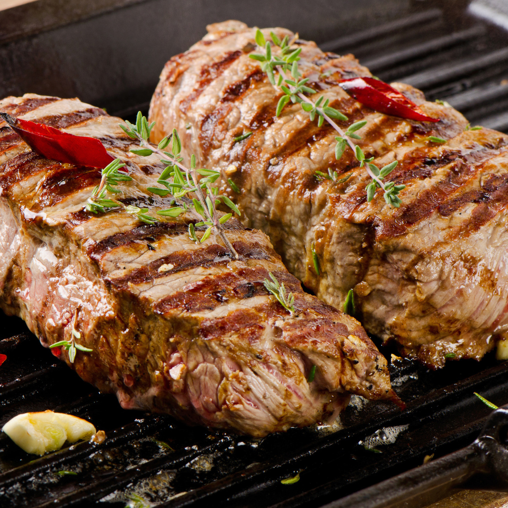 Аппетитные сочные куски мяса на гриле  со специями