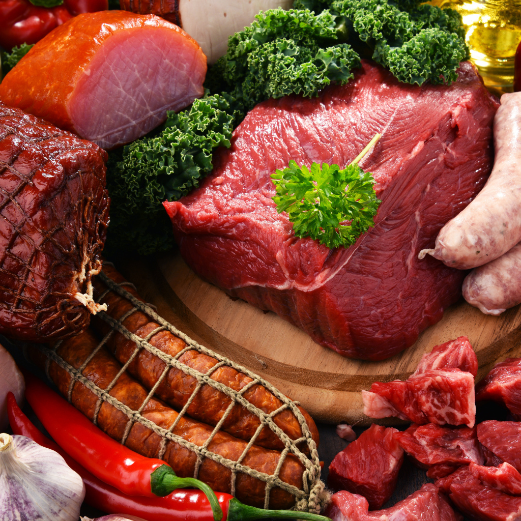 Аппетитные мясные продукты на столе с овощами