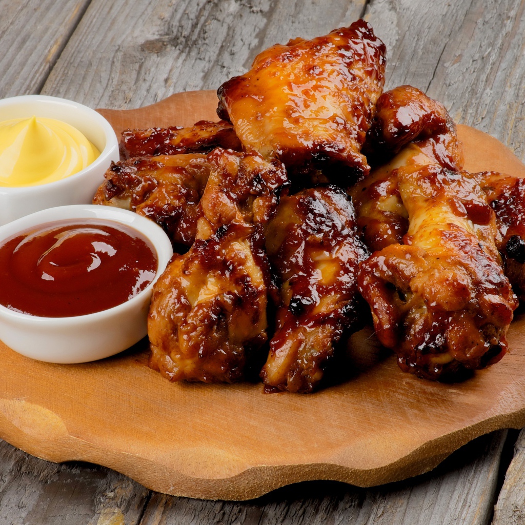 Запеченное мясо на доске с соусами 