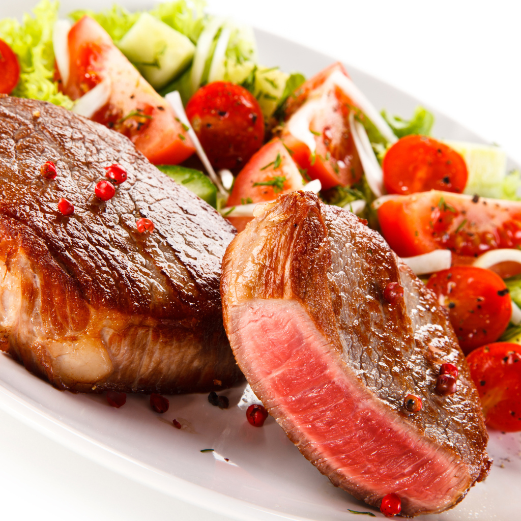 Запеченное мясо на тарелке с салатом