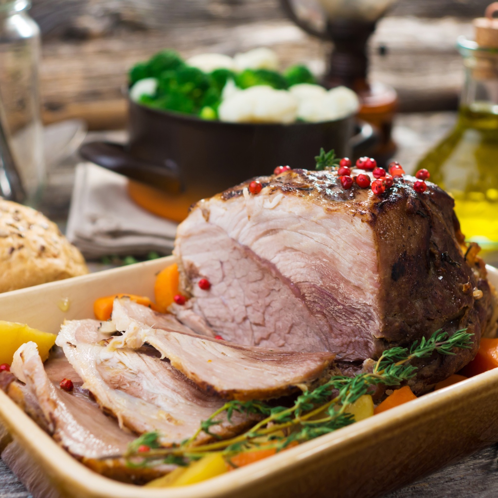 Запеченное мясо с овощами на противне