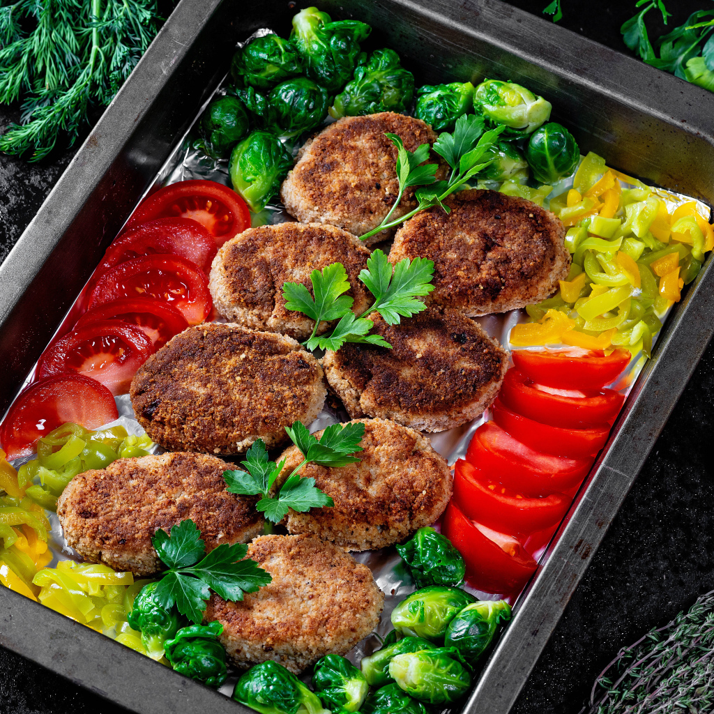 Котлеты на противне с овощами 