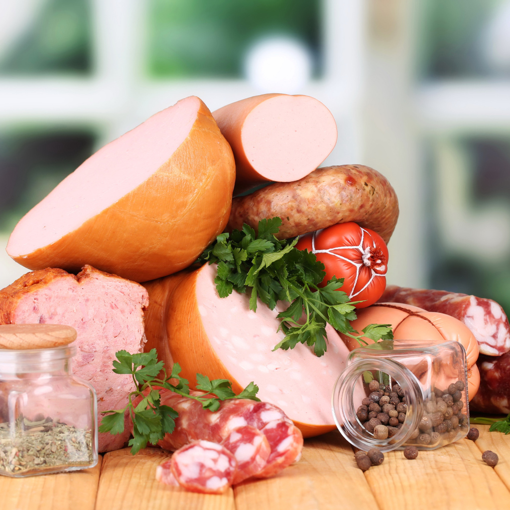 Разная колбаса с перцем на столе