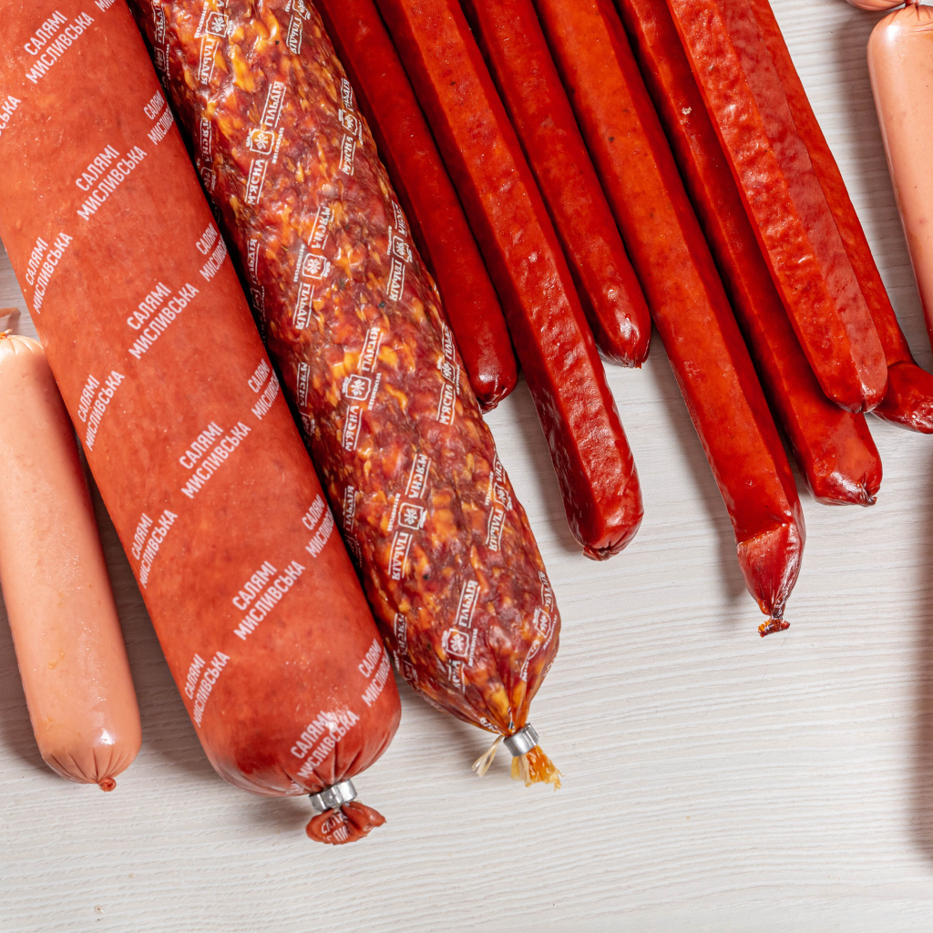 Разные виды колбасных изделий на столе 