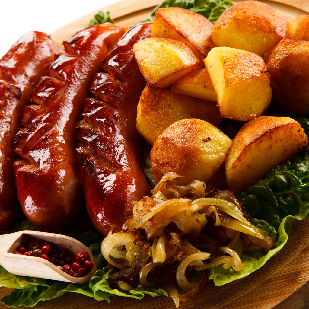 Сосиски гриль на доске с картофелем, жареным луком и перцем