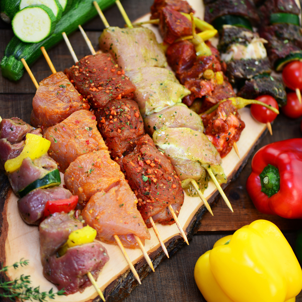 Шашлык на столе с овощами 