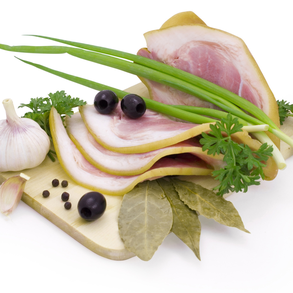 Сало с чесноком, зеленым луком и специями на белом фоне