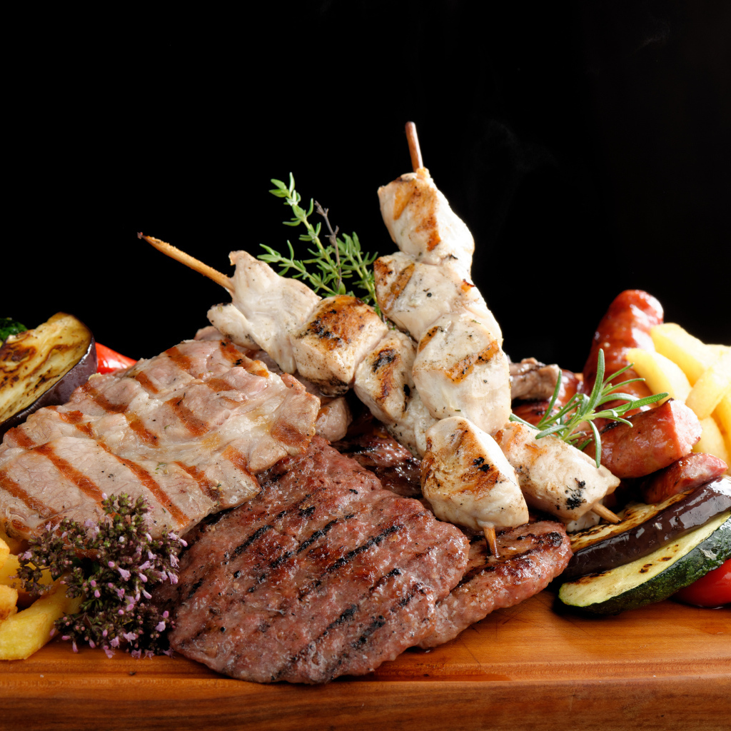 Мясные продукты на столе с картофелем фри 