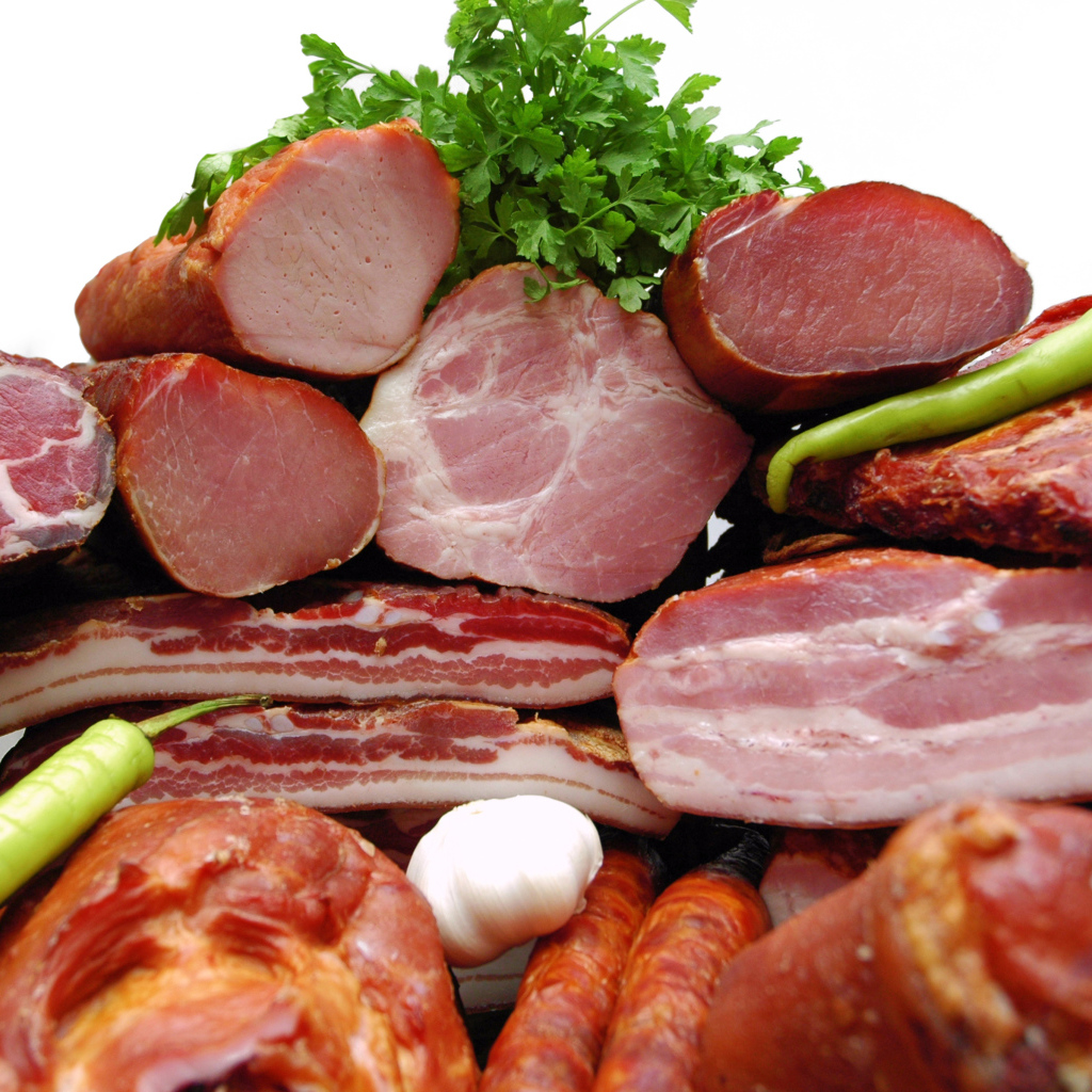 Мясные изделия с перцем и петрушкой крупным планом