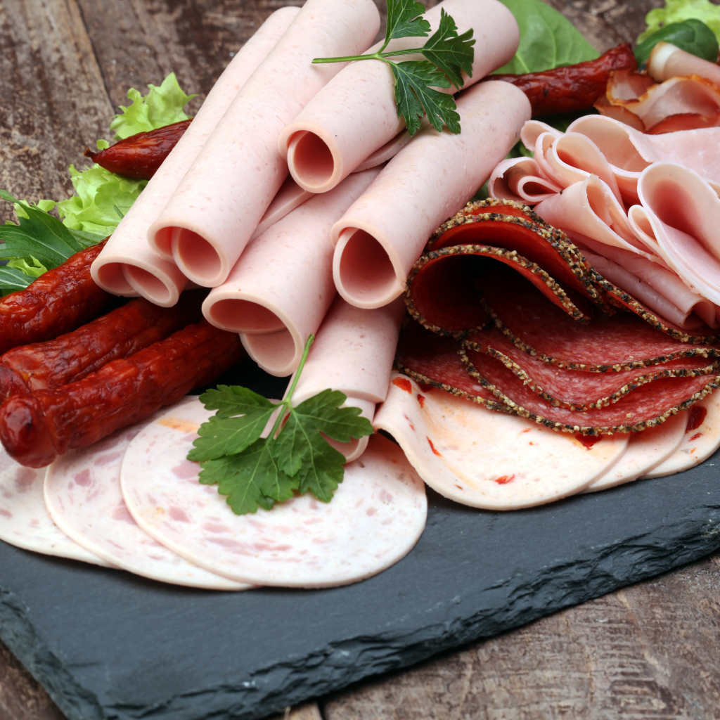 Колбасные продукты на столе 