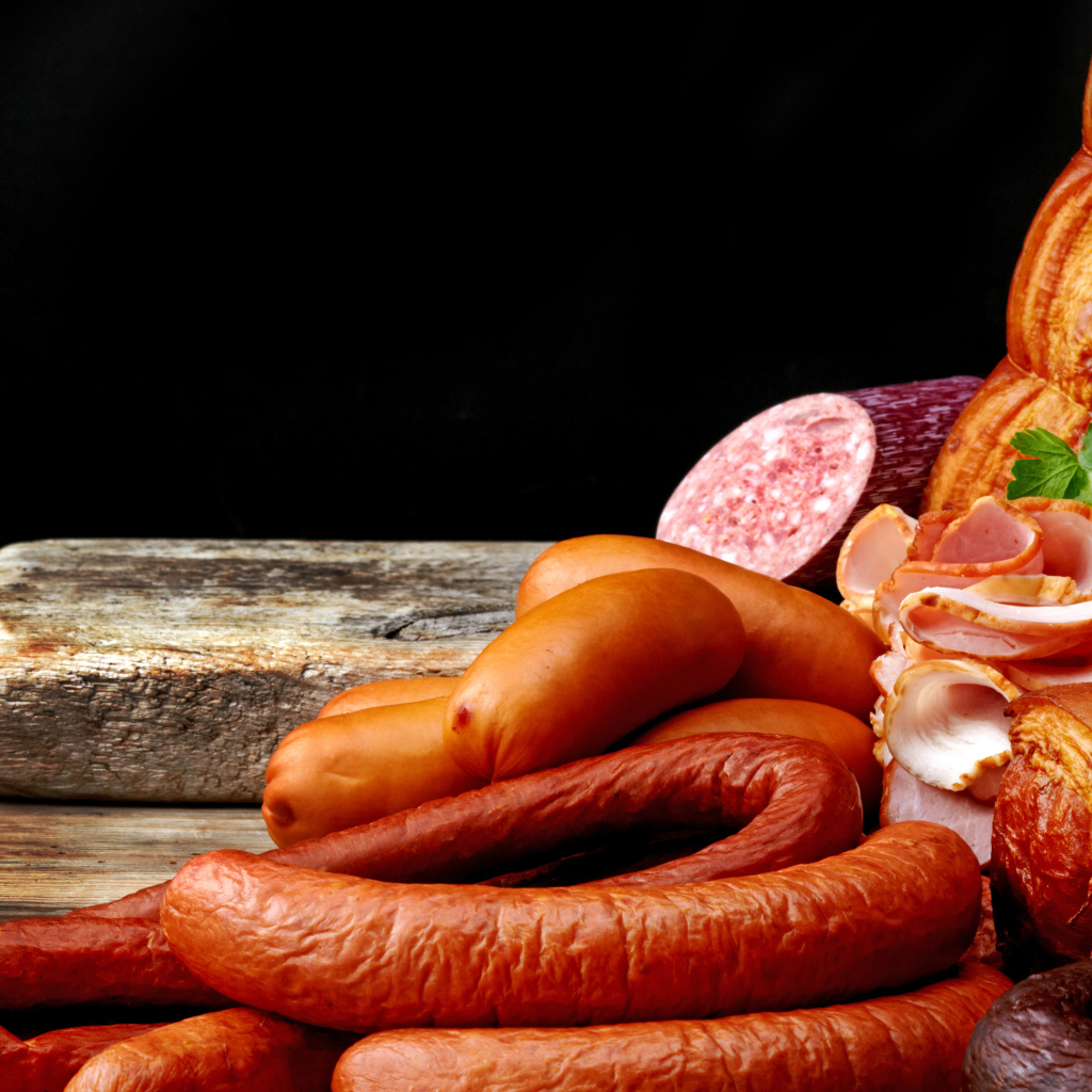 Колбаса с ветчиной лежат на столе