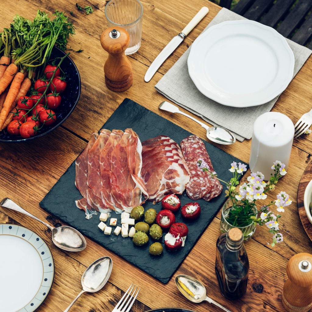 Нарезанное мясо на столе с овощами