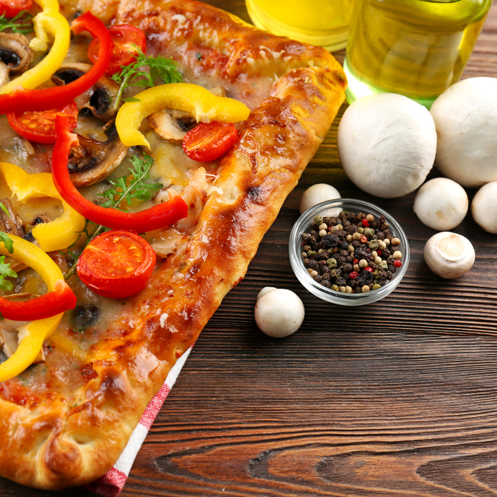 Аппетитная пицца на столе с перцем и шампиньонами