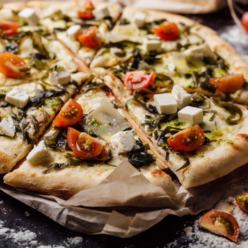 Аппетитная пицца с морской капустой, помидорами и сыром