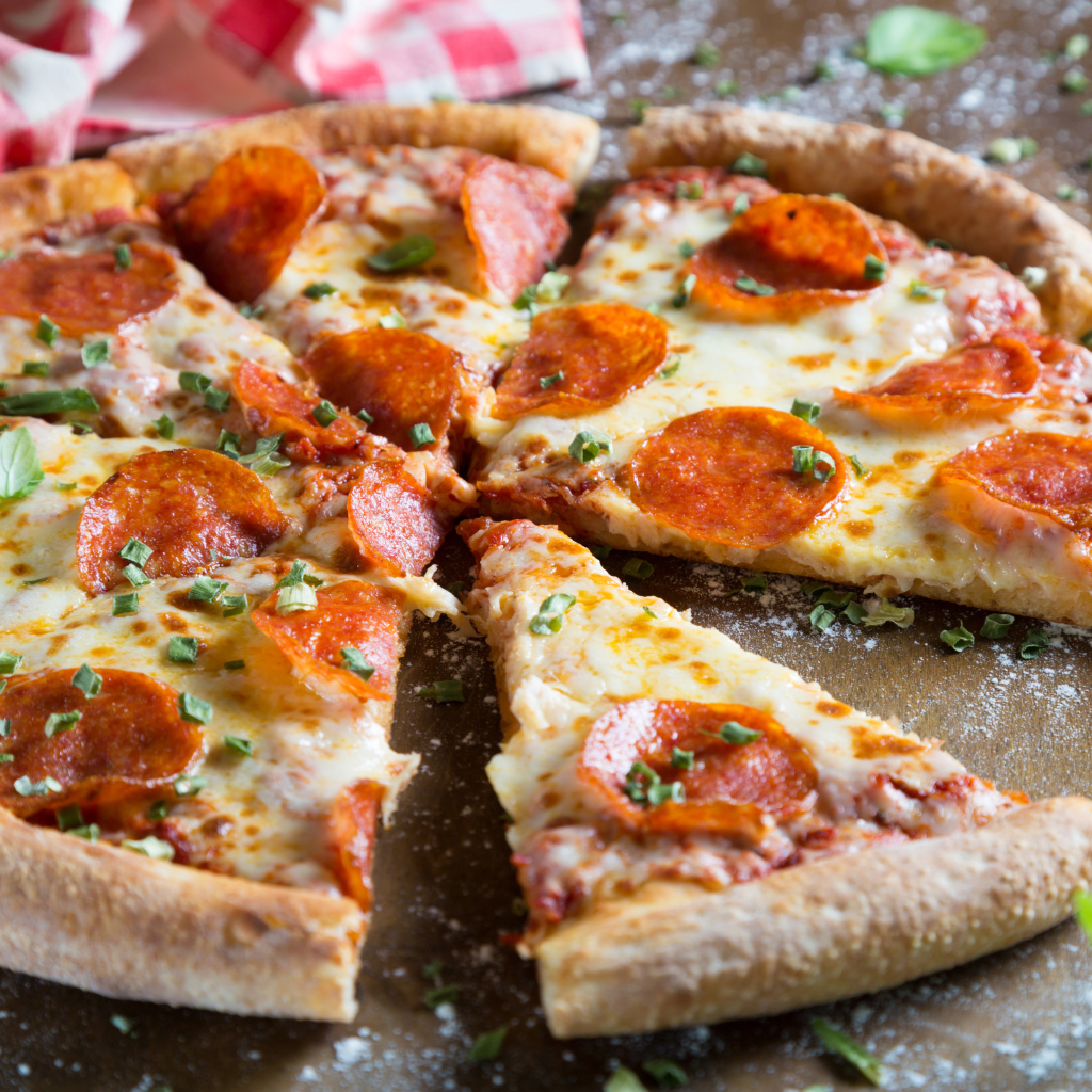 Аппетитная пицца с кусочками колбасы и сыром