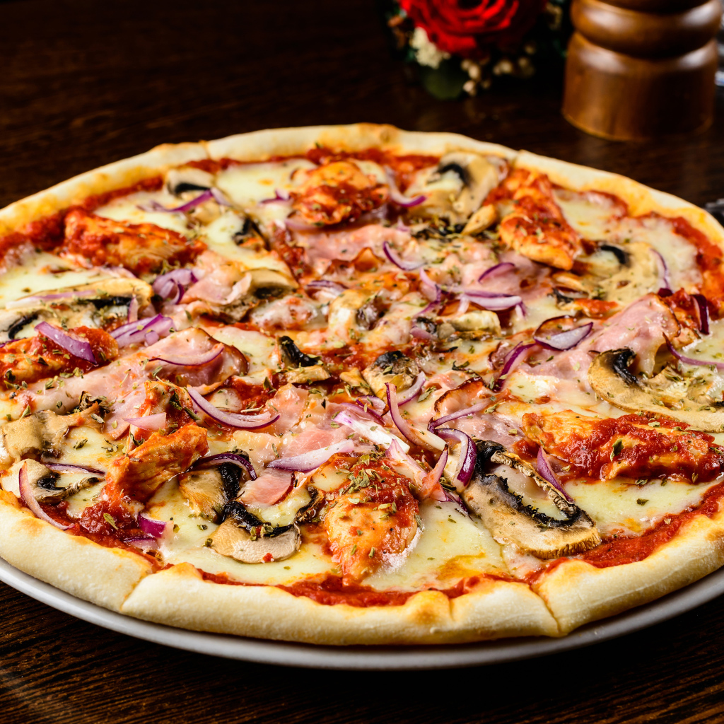 Большая вкусная пицца с шампиньонами